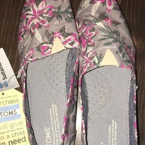 NWT Toms